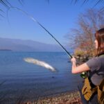 【衝撃映像】湖で釣りしてたら日本最大の怪魚が釣れた！！