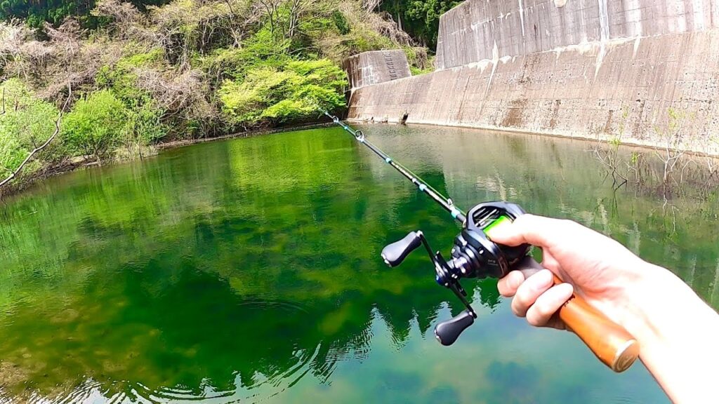 山奥の息をのむほど綺麗な湖で釣りしてみると...
