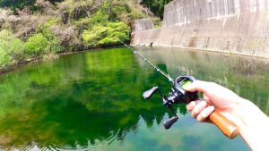 山奥の息をのむほど綺麗な湖で釣りしてみると...