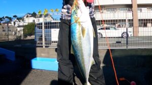 2024年12月4日早朝の大曲りポイント　静岡県湖西市新居海釣り公園　87㎝上がったよ。　浜名湖って最高です。