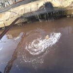 赤く汚染されたドブ川に「うまい棒」を投げ込んだら巨大魚が釣れた