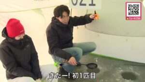 [きたー！初1匹目！手応えあった！」冬の風物詩・ワカサギ釣りはまさに”氷の下の駆け引き” 北海道・苫小牧市ハート沼 家族連れや観光客で連日にぎわう
