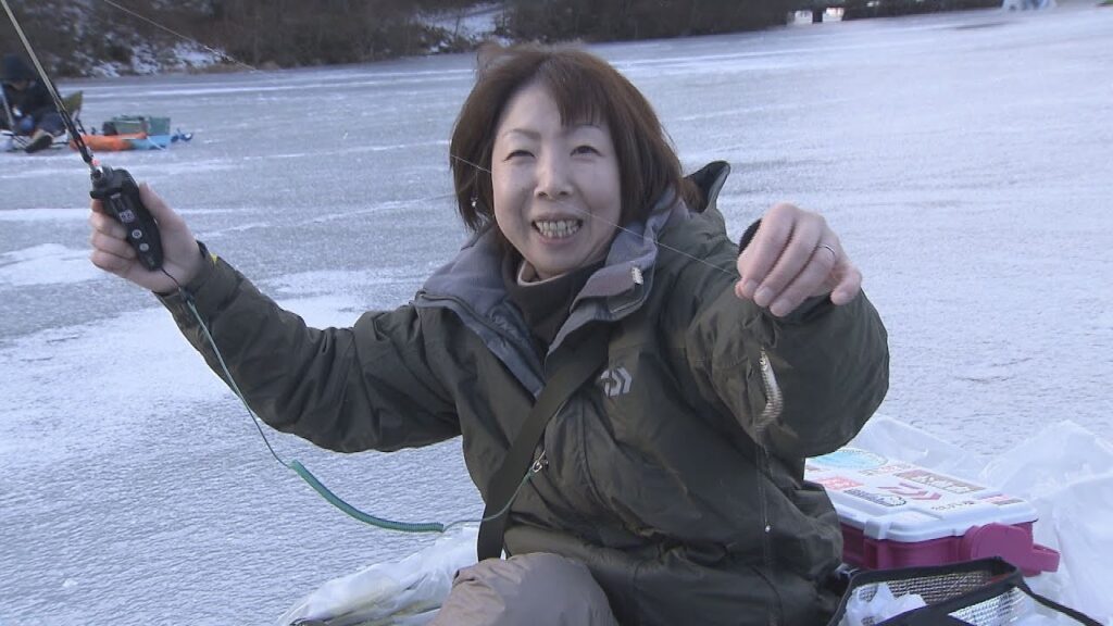 「釣れた！100匹目」入れ食い状態！？松原湖でワカサギ穴釣り解禁　楽しんだ後は「天ぷら」　長野・小海町