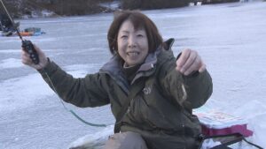 「釣れた！100匹目」入れ食い状態！？松原湖でワカサギ穴釣り解禁　楽しんだ後は「天ぷら」　長野・小海町