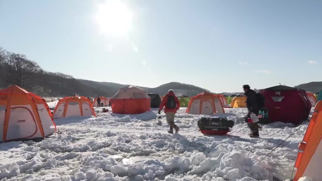 「結構アタリがある、型も大きい」冬の風物詩"ワカサギ釣り"解禁―氷点下12℃まで冷え込むなか約500人が釣り糸垂らす 北海道の網走湖で3月中旬まで