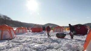 「結構アタリがある、型も大きい」冬の風物詩"ワカサギ釣り"解禁―氷点下12℃まで冷え込むなか約500人が釣り糸垂らす 北海道の網走湖で3月中旬まで