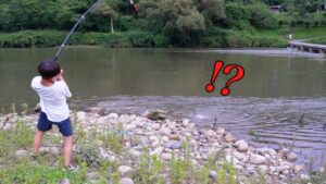 雨上がりのウナギ釣りで竿が折れそうになった