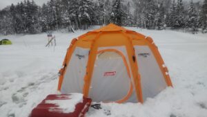 【北海道わかさぎ釣り】祝、朱鞠内湖ワカサギ釣り解禁🎉 ずぼずぼと雪に嵌まりながらひょうたん沢へ😃