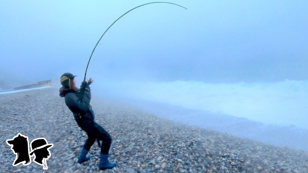 【魚が湧く】冬の荒れる海でバンバン釣れる〇〇　未経験の妻、大興奮