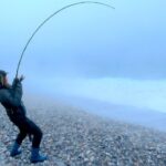 【魚が湧く】冬の荒れる海でバンバン釣れる〇〇　未経験の妻、大興奮