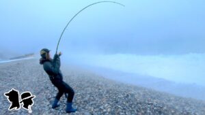 【魚が湧く】冬の荒れる海でバンバン釣れる〇〇 未経験の妻、大興奮