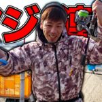 堤防の足元で良型のアジが爆釣！泳がせ釣りで見たこともない生き物が…！？