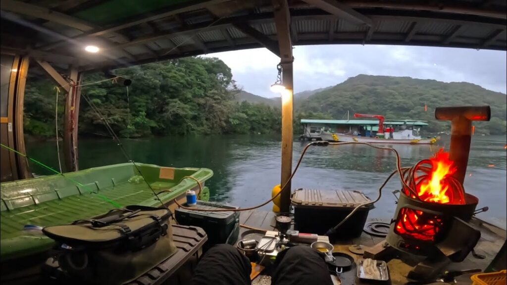 大嵐でも釣りとキャンプができる海上の別荘に泊まってみたよ！