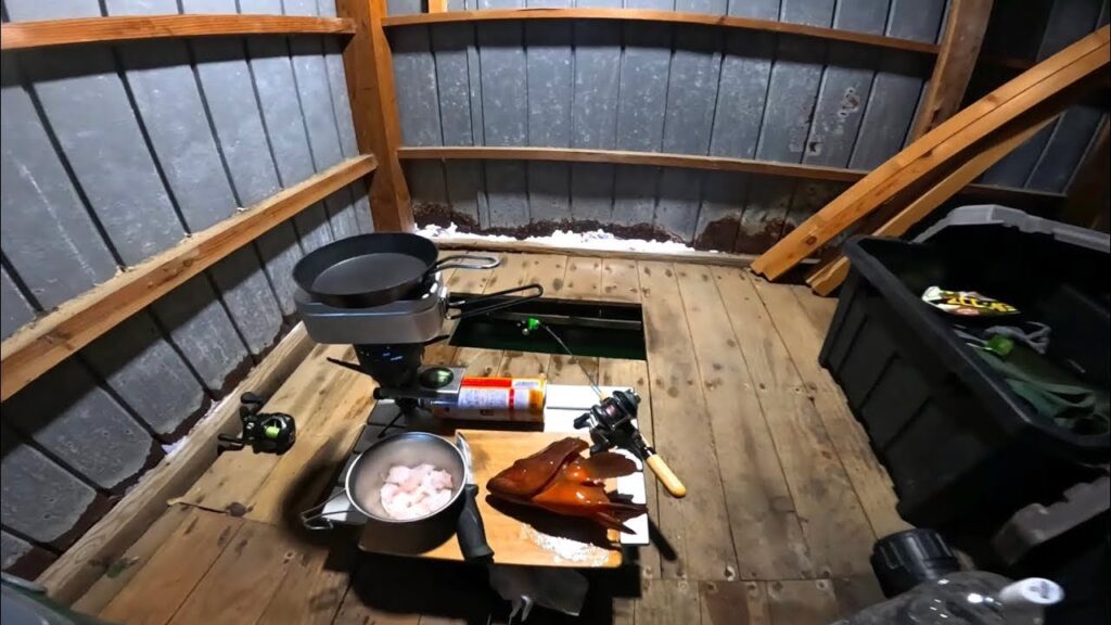 極寒の真冬でも釣りとソロキャンプができる海上の別荘にサウナを作って泊まってみたよ！