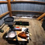 極寒の真冬でも釣りとソロキャンプができる海上の別荘にサウナを作って泊まってみたよ！