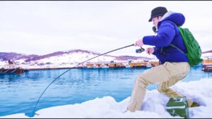 北海道の漁港で釣った”ニシン”を放り込むと...待望のガツン！竿が唸る