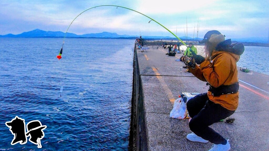 【妻ひとり】今だけ釣れる巨大アジ！！　夫に食べさせたい！！　不安ながら狙いに行くと・・・