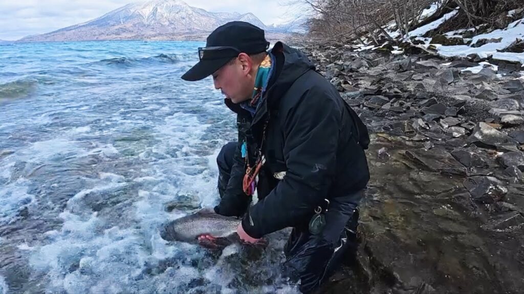 【支笏湖】波と濁りで魚達のスイッチON