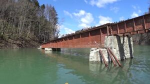解氷のシューパロ湖でカヤック釣り。
