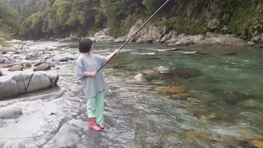 【岐阜県】板取川でアマゴ釣りで釣りを楽しむ渓流釣りガール・すぎのこキャンプ場バンガロー村