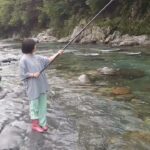 【岐阜県】板取川でアマゴ釣りで釣りを楽しむ渓流釣りガール・すぎのこキャンプ場バンガロー村