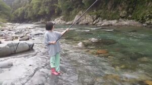 【岐阜県】板取川でアマゴ釣りで釣りを楽しむ渓流釣りガール・すぎのこキャンプ場バンガロー村