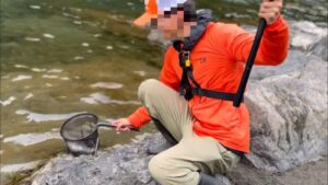名人と渓流釣り&山菜採り 釣りたての天然川魚を塩焼きでいただく ワラビの塩漬けの作り方も