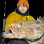 【神回】堤防の足元で嫁ッピが怪物を釣り上げた‼️しかも１投目の奇跡✨