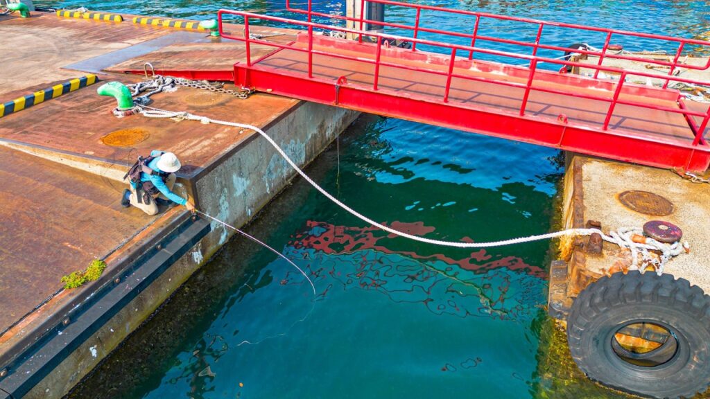 男はこの場所で、モンスターを釣り上げます。