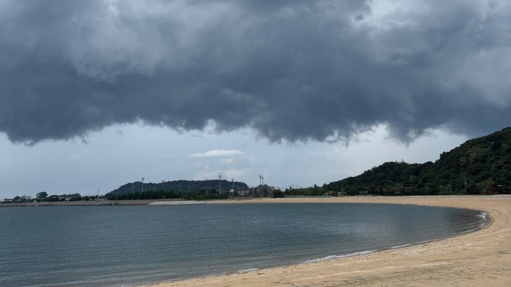 【カニ釣り雨にも負けず🦀】 #海 #釣り #磯遊び #マンディー