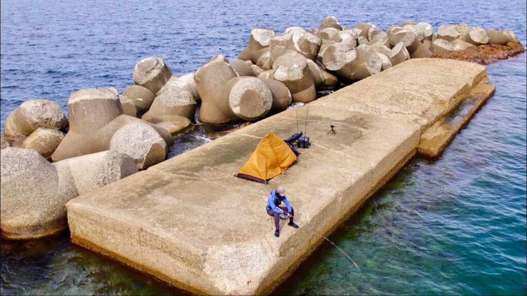 【隠れ堤防】漁港の裏にある極小堤防で釣りキャンプ。ビビるぐらい釣れる凄い場所だった。