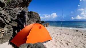 誰も来ない干潮のみ入れる秘境の砂浜で夢の大物を追う1泊2日釣りキャンプ【与論島 #4】